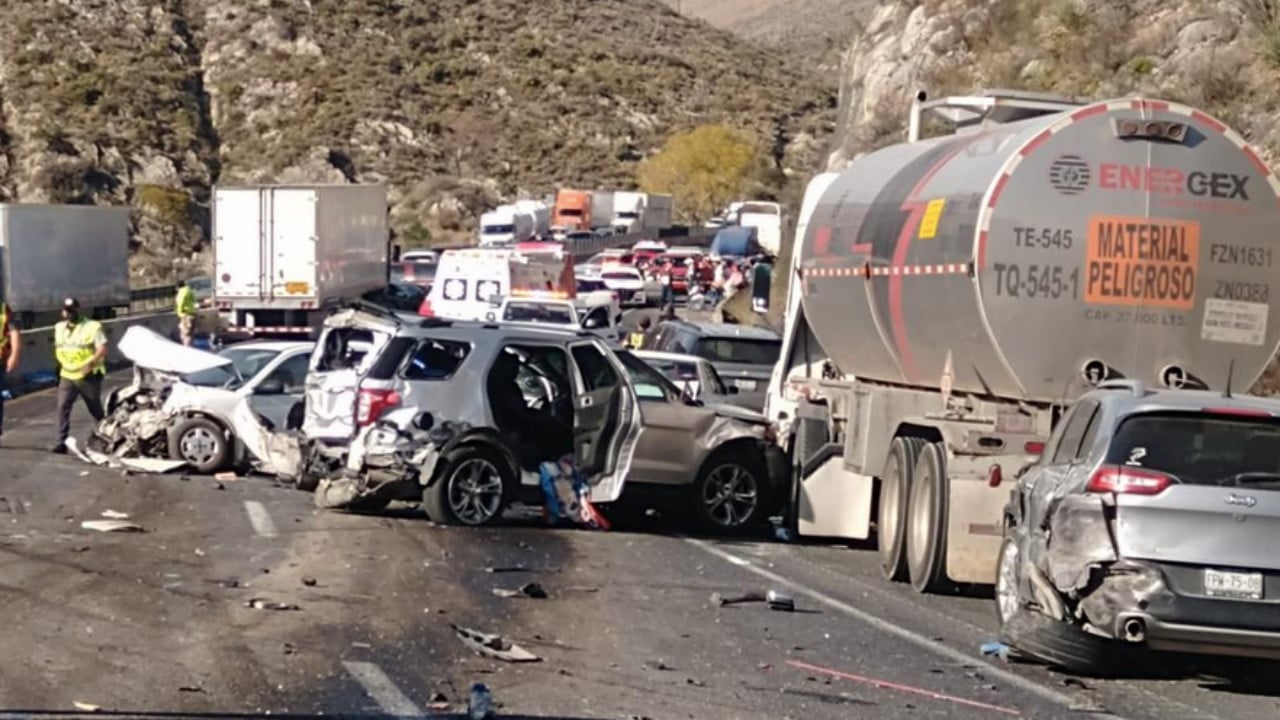 Tráiler embiste autos en carretera de Coahuila; reportan al menos 4 muertos