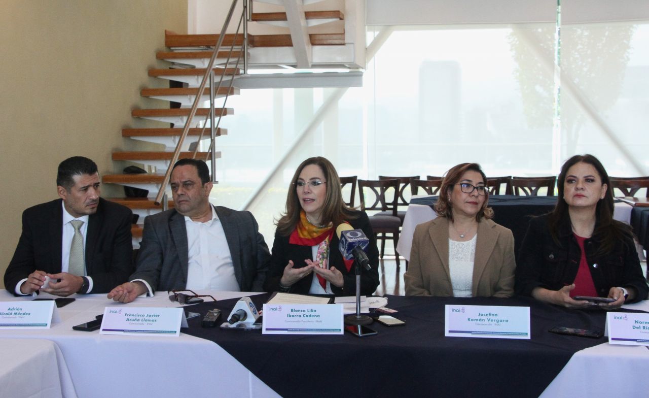 Adrián Alcalá, Francisco Javier Acuña, Banca Lilia Ibarra, Josefina Roman, Norma Julieta del Río, durante la conferencia de prensa en la sede del INAI.