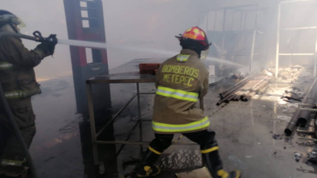 Protección Civil y Bomberos de distintos municipios del Edomex apoyaron en las labores para extinguir el incendio en una fábrica de Lerma (Twitter: @MetepecGobierno)