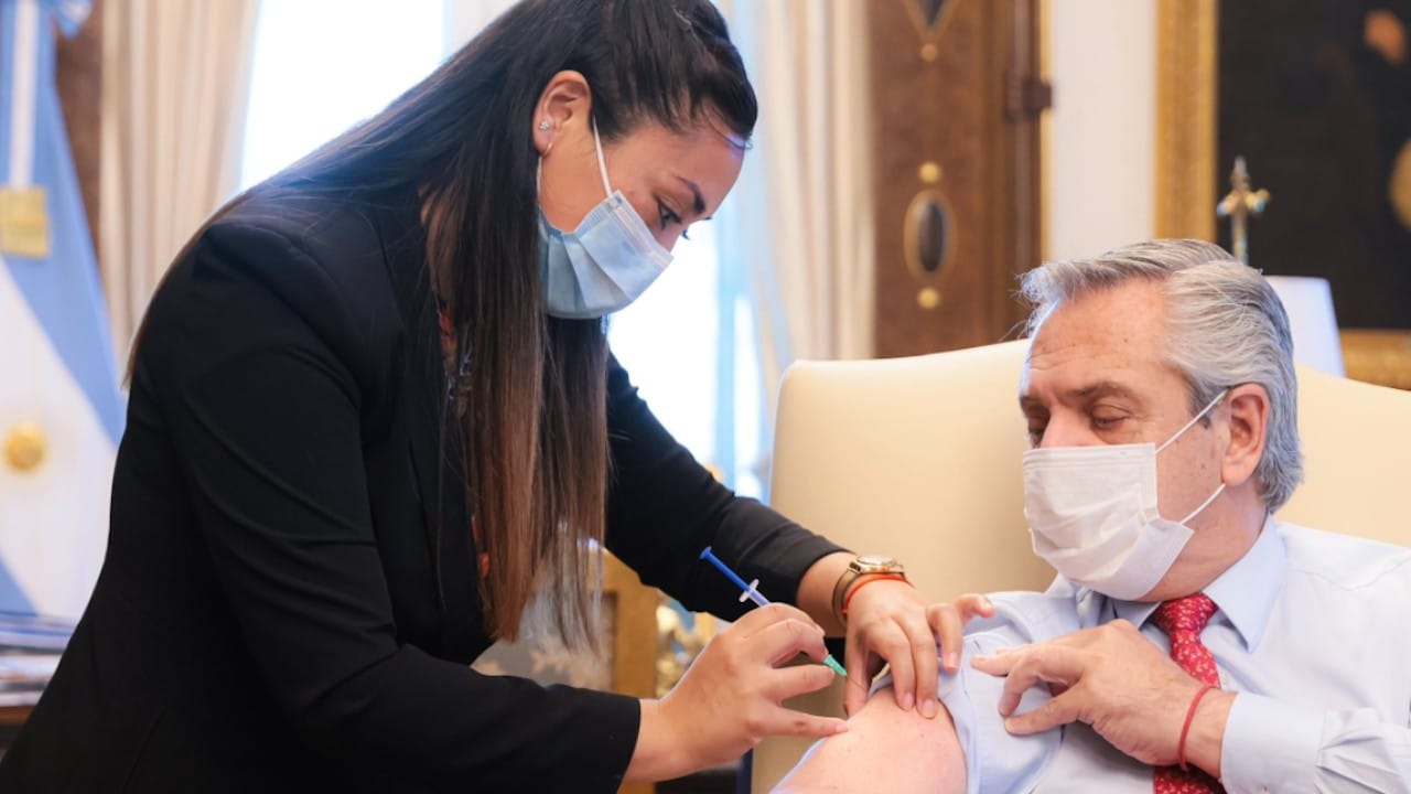 El presidente de Argentina, Alberto Fernández, recibe una dosis de refuerzo de la vacuna contra covid (Twitter: @alferdez)