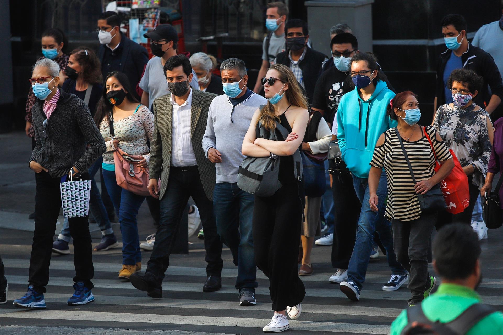 Personas con cubrebocas caminan por las calles del Centro Histórico en la Ciudad de México (EFE)