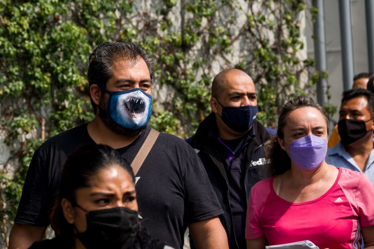 Personas ingresan a la Arena Ciudad de México para ser vacunados con la dosis de AstraZeneca contra la Covid-19 en Azcapotzalco.