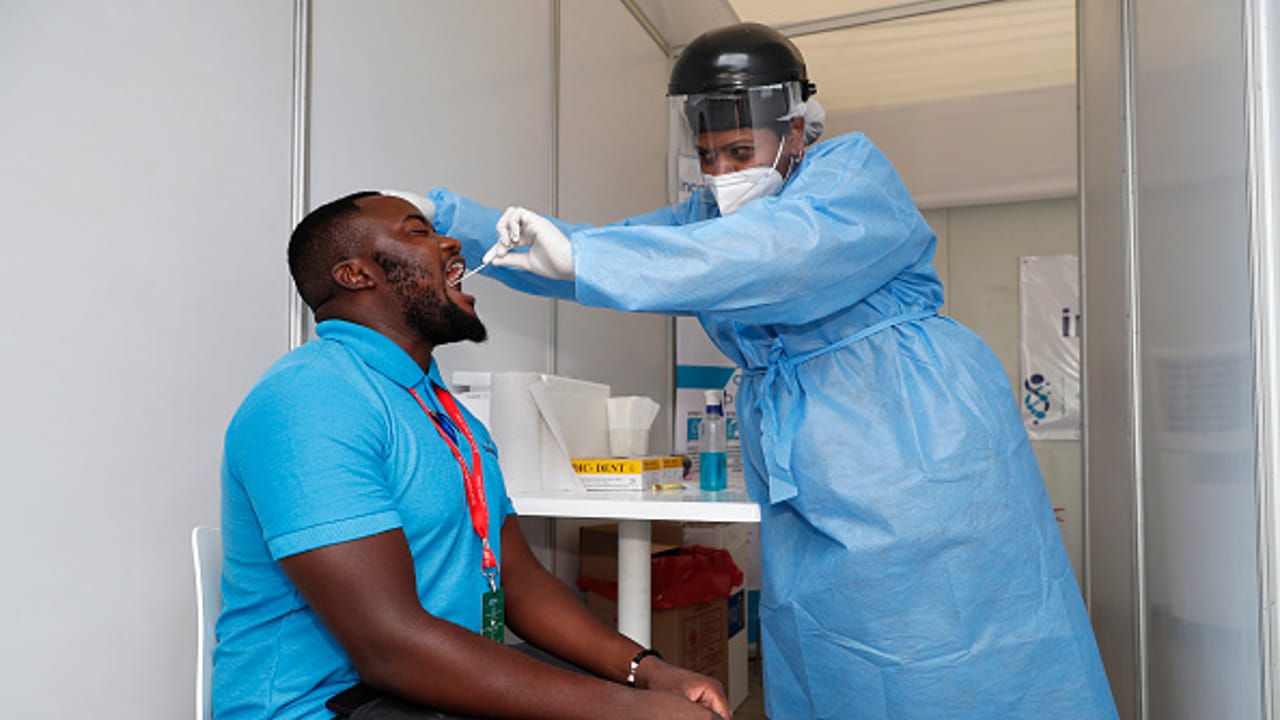 Personal sanitario realiza una prueba de PCR covid a una persona en Johannesburgo, Sudáfrica