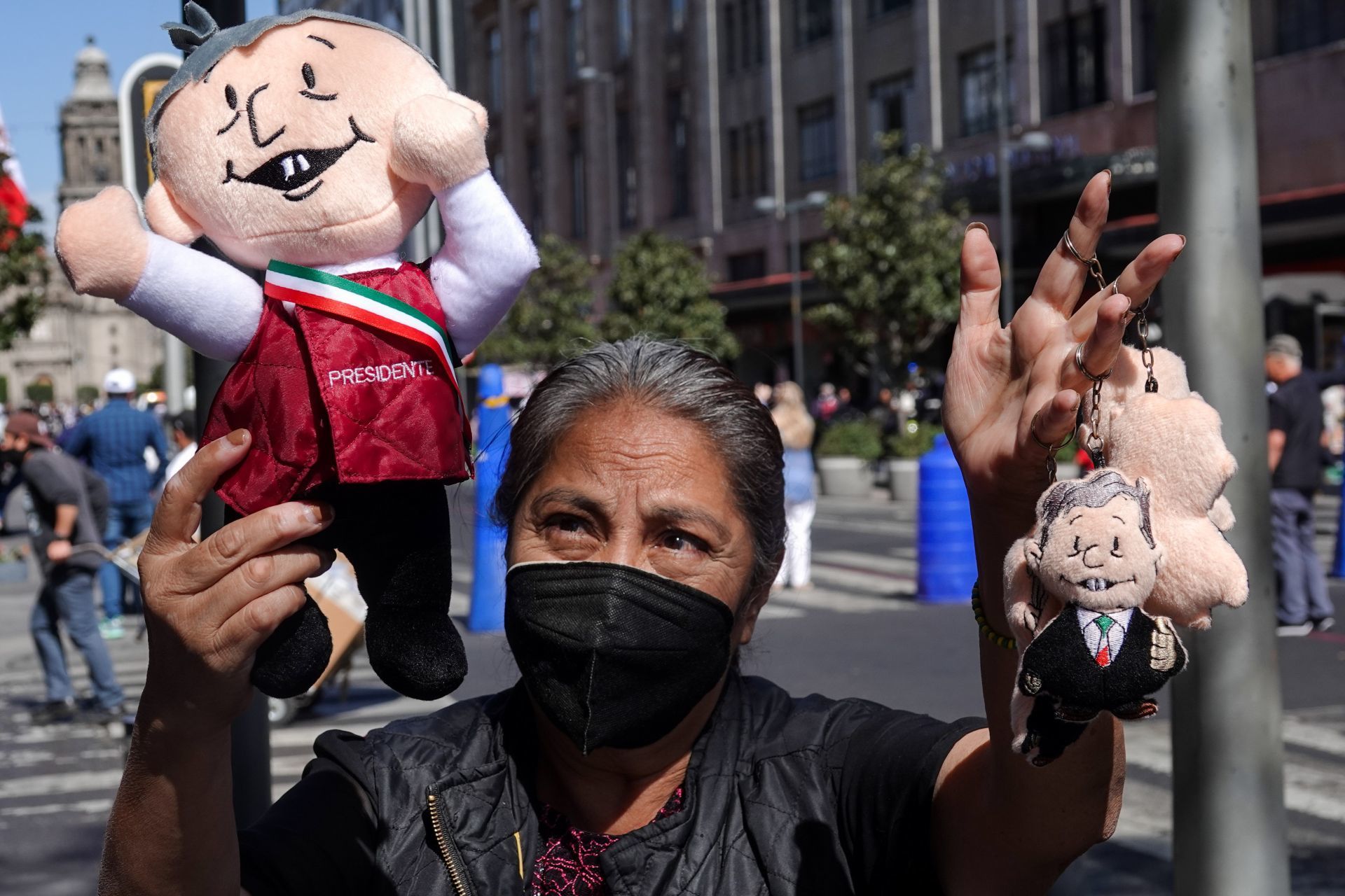Los vendedores vendían los famosos 'Pejejitos', figuras de peluche del presidente