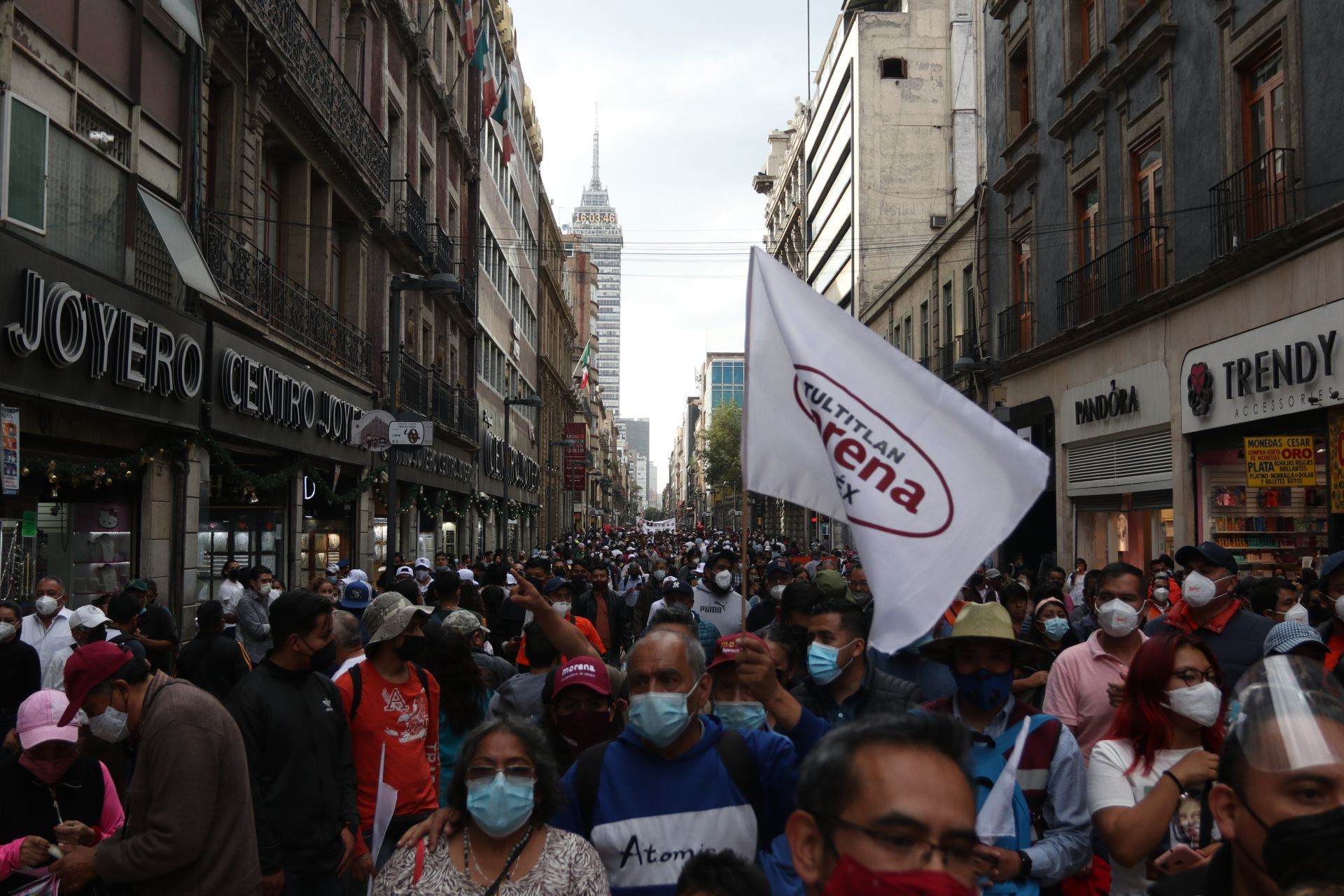 Miles de personas caminaron por las calles que conducen al Zócalo