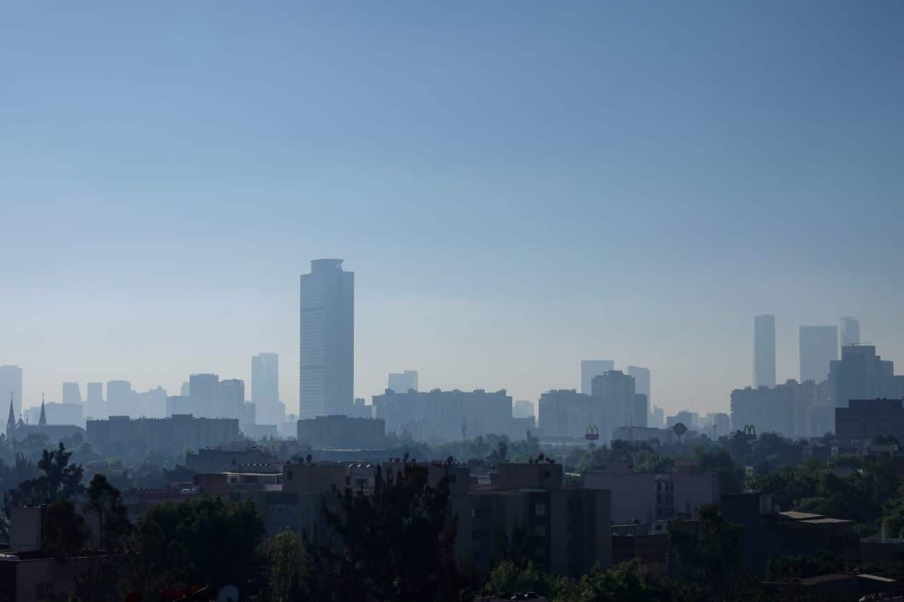 Una densa capa de contaminantes se observa en la zona poniente de la Ciudad de México.
