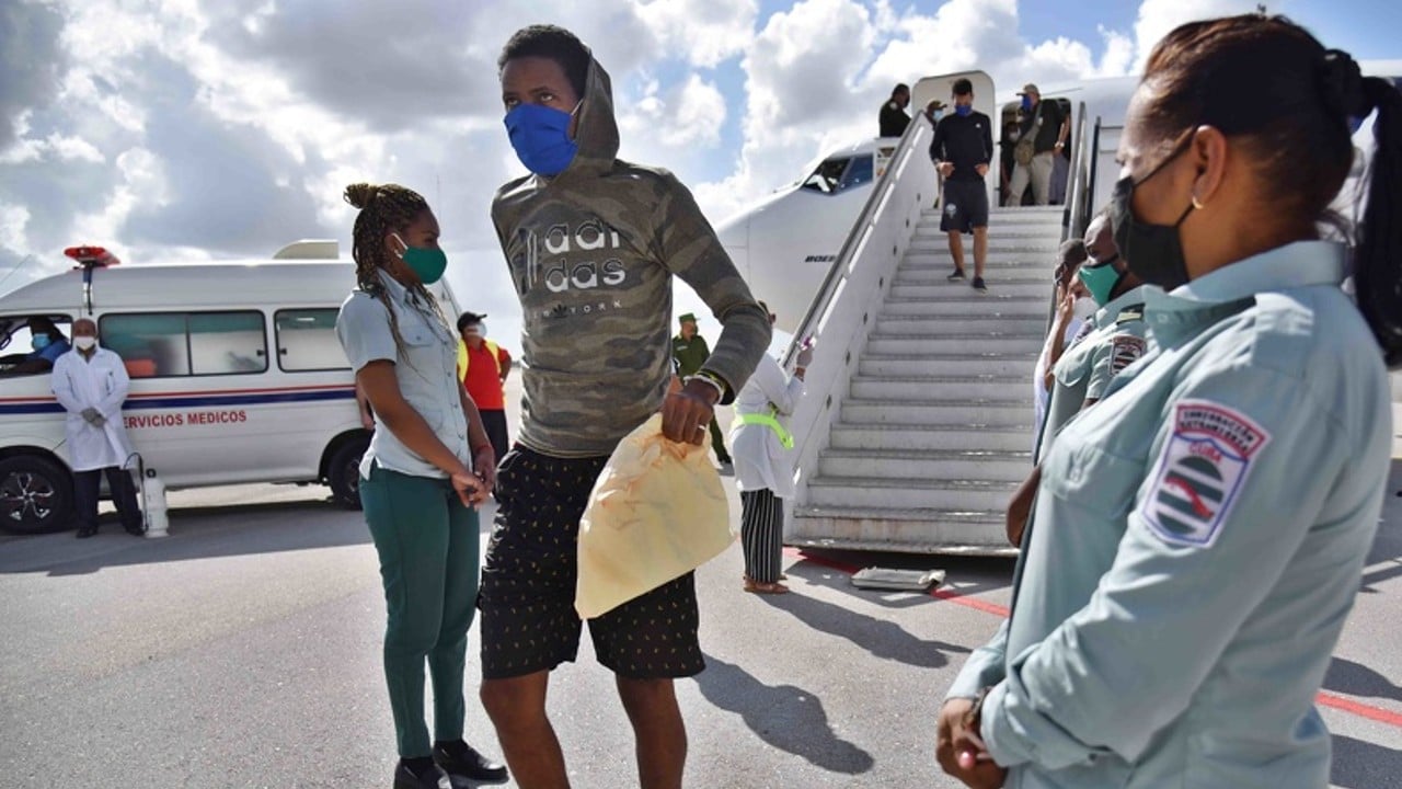 México deporta a Cuba a 77 migrantes que intentaban llegar a EEUU.