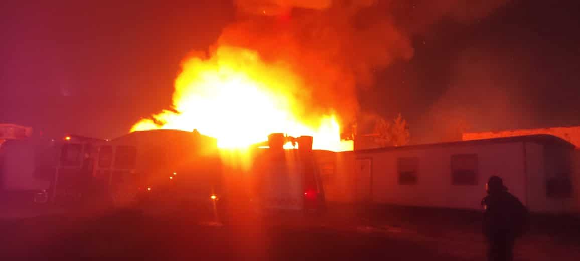 Desalojan a cientos de habitantes de Chimalhuacán, Edomex, por fuerte incendio en bodega