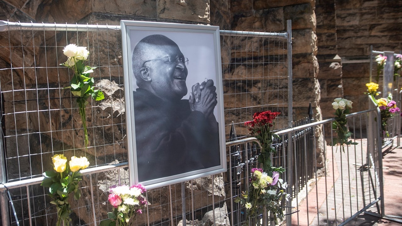 Colocan una ofrenda delante de una fotografía del difunto arzobispo emérito Desmond Tutu.