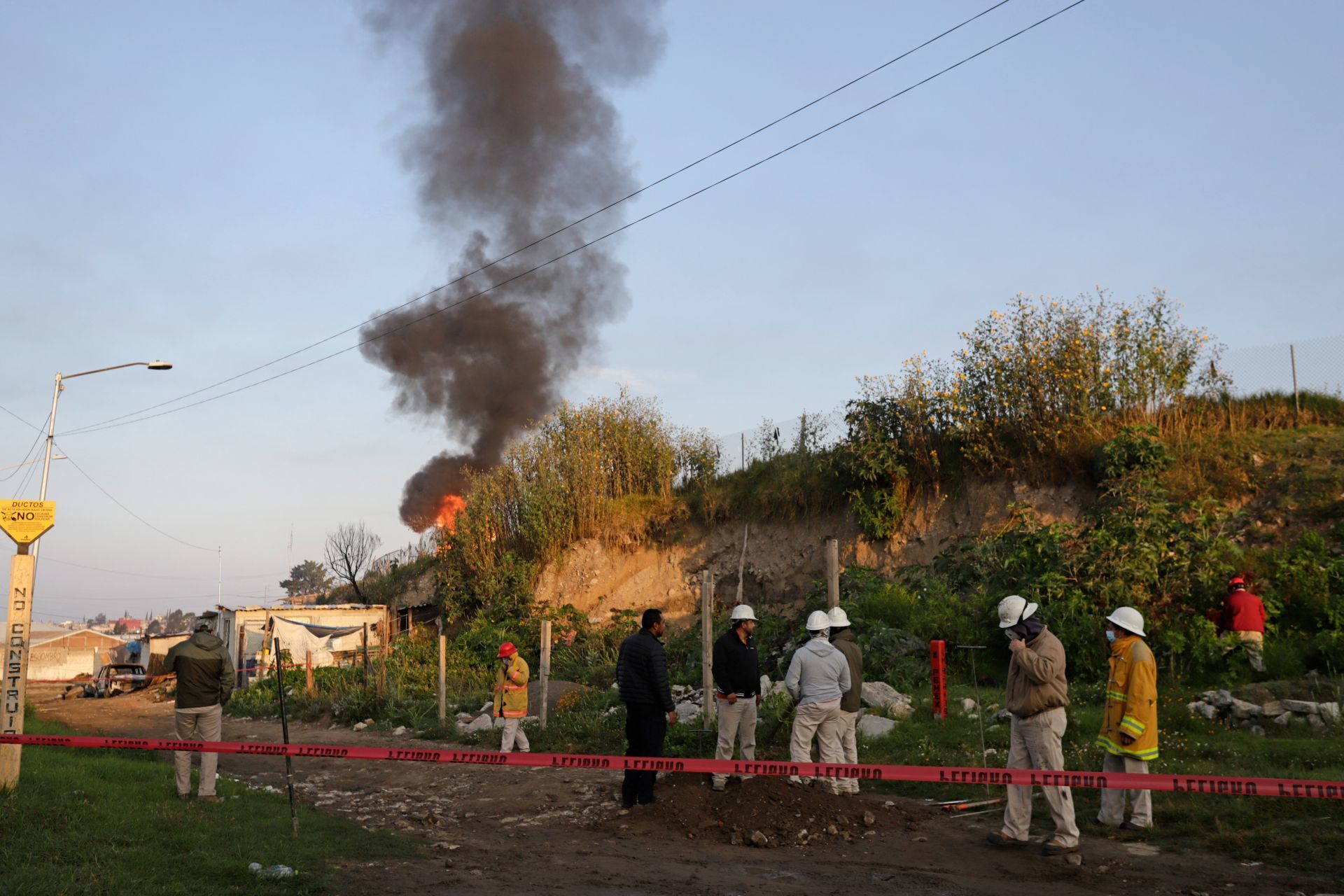 Detienen a 3 por explosión de toma clandestina en Xochimehuacán, Puebla