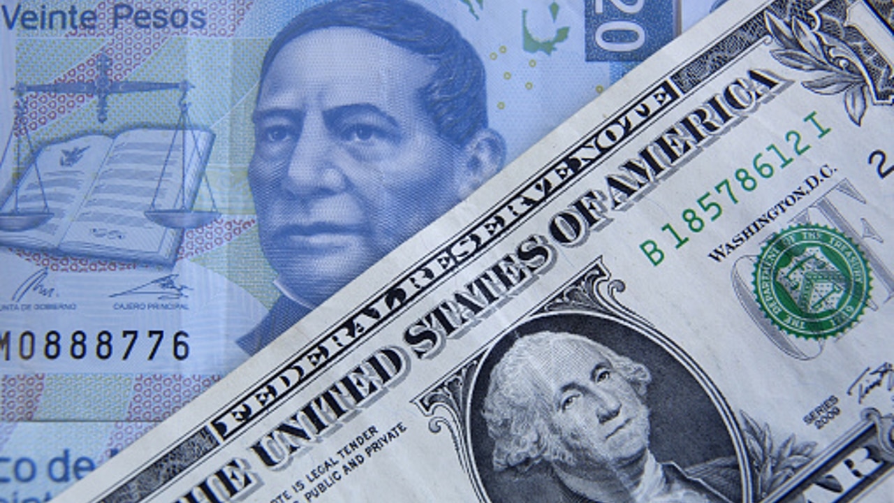 Imagen que muestra un billete de 20 pesos mexicanos frente a un dólar