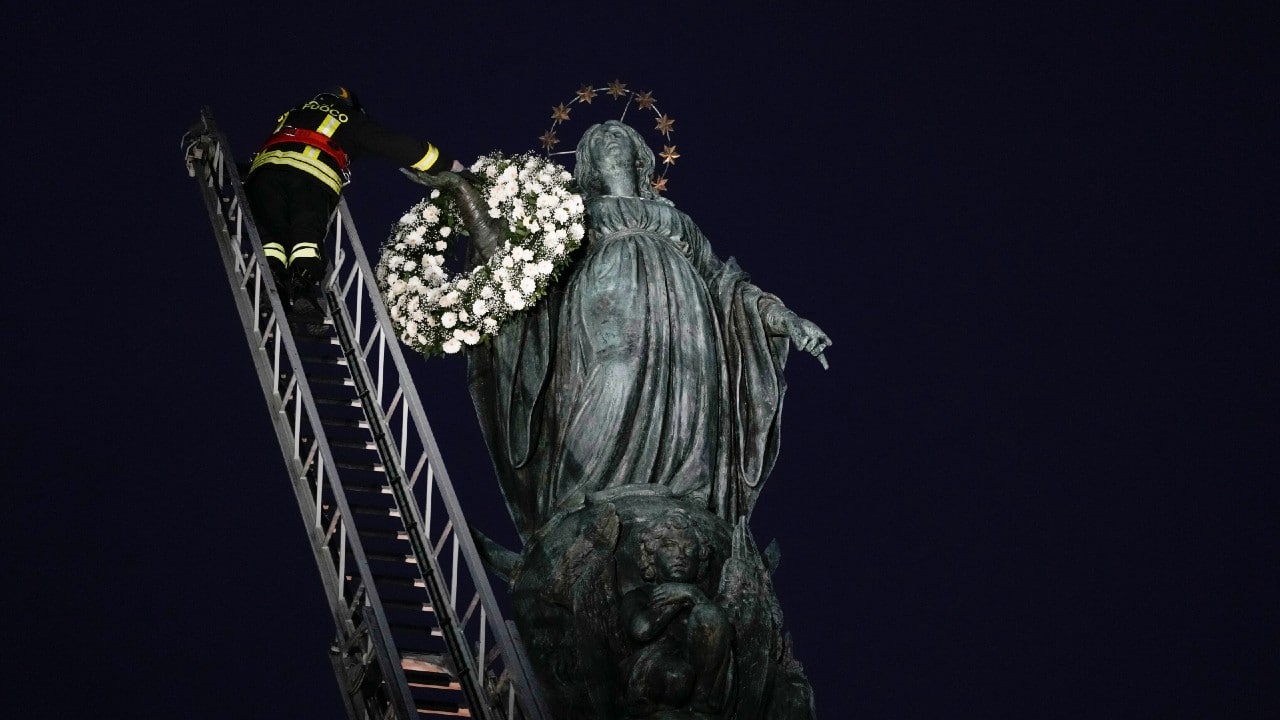 El papa Francisco reza en privado ante la Inmaculada en Roma