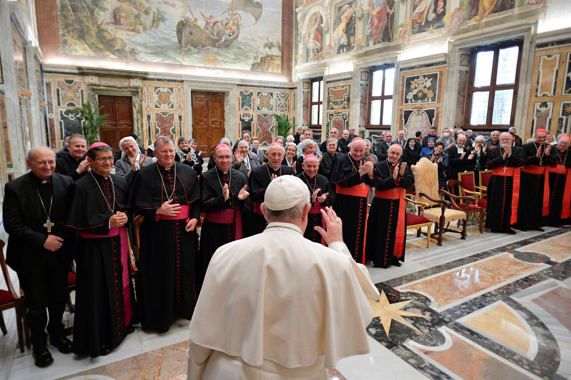 El papa pide la renovación de la Iglesia católica y honra a la Virgen de Guadalupe