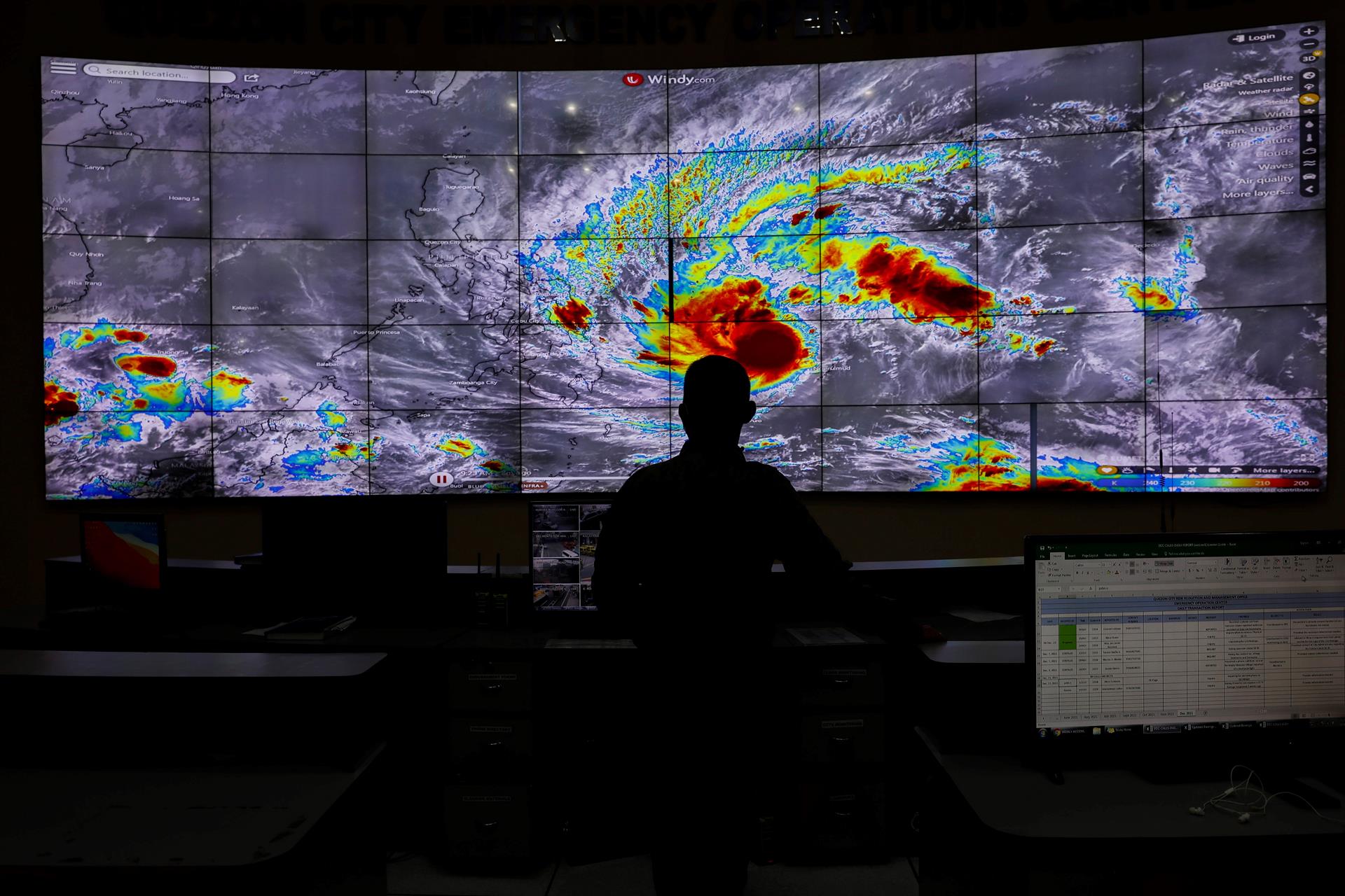 El poderoso tifón Rai toca tierra en Filipinas