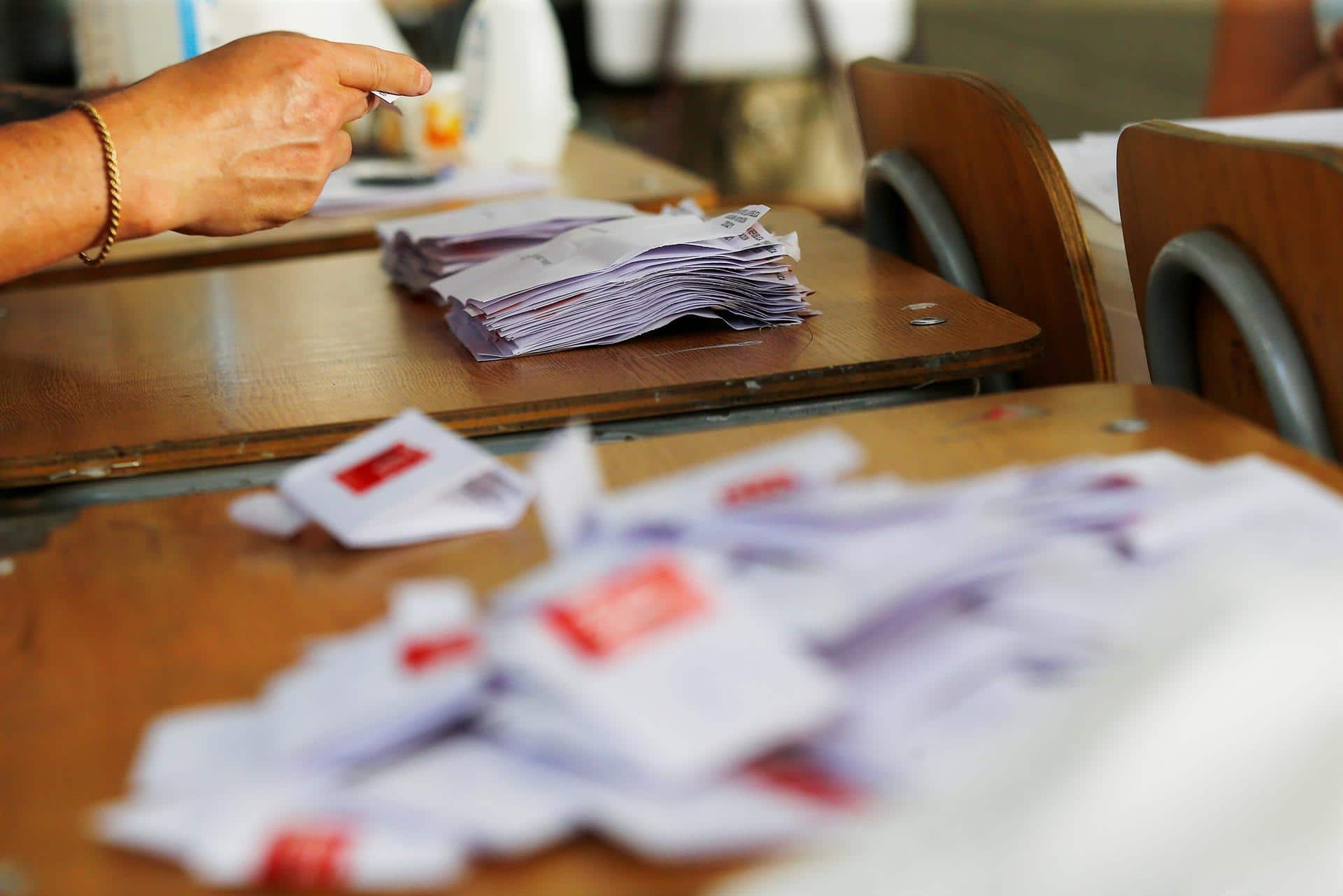 Arranca el conteo de votos en Chiles en medio de crítica al Gobierno