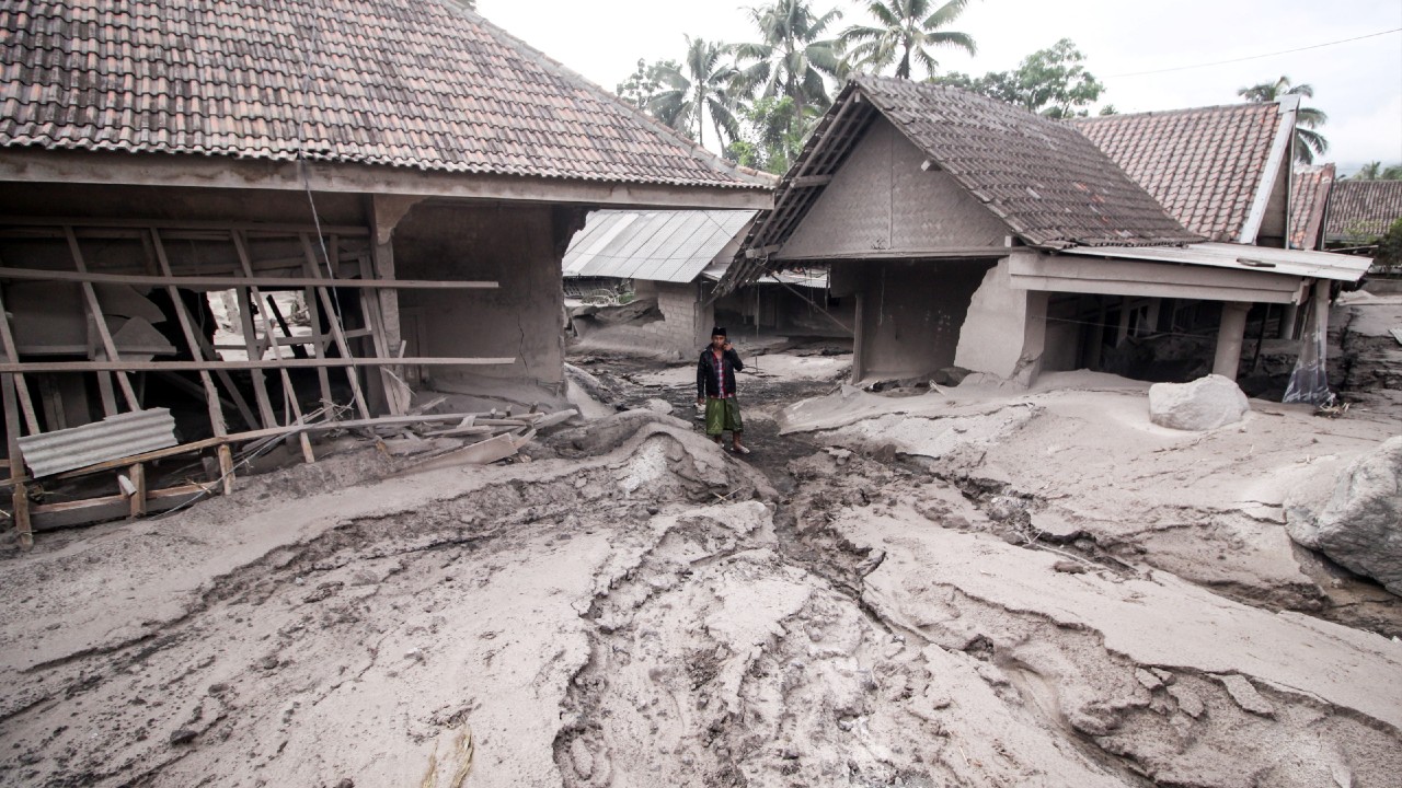 Elevan a 13 los muertos por la erupción del volcán indonesio Semeru