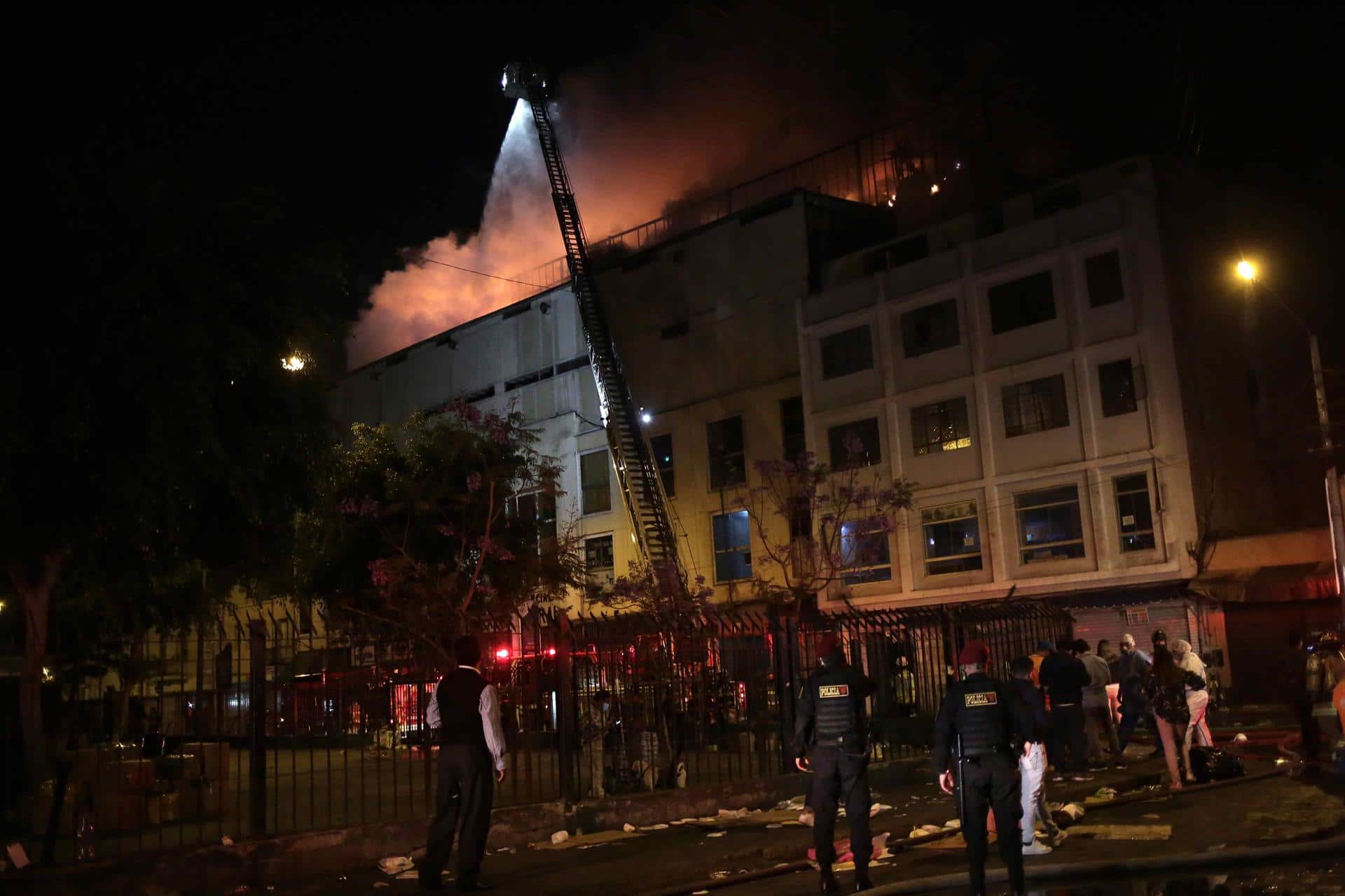 Autoridades intentaron controlar un incendio en el centro de Lima, Perú (EFE)
