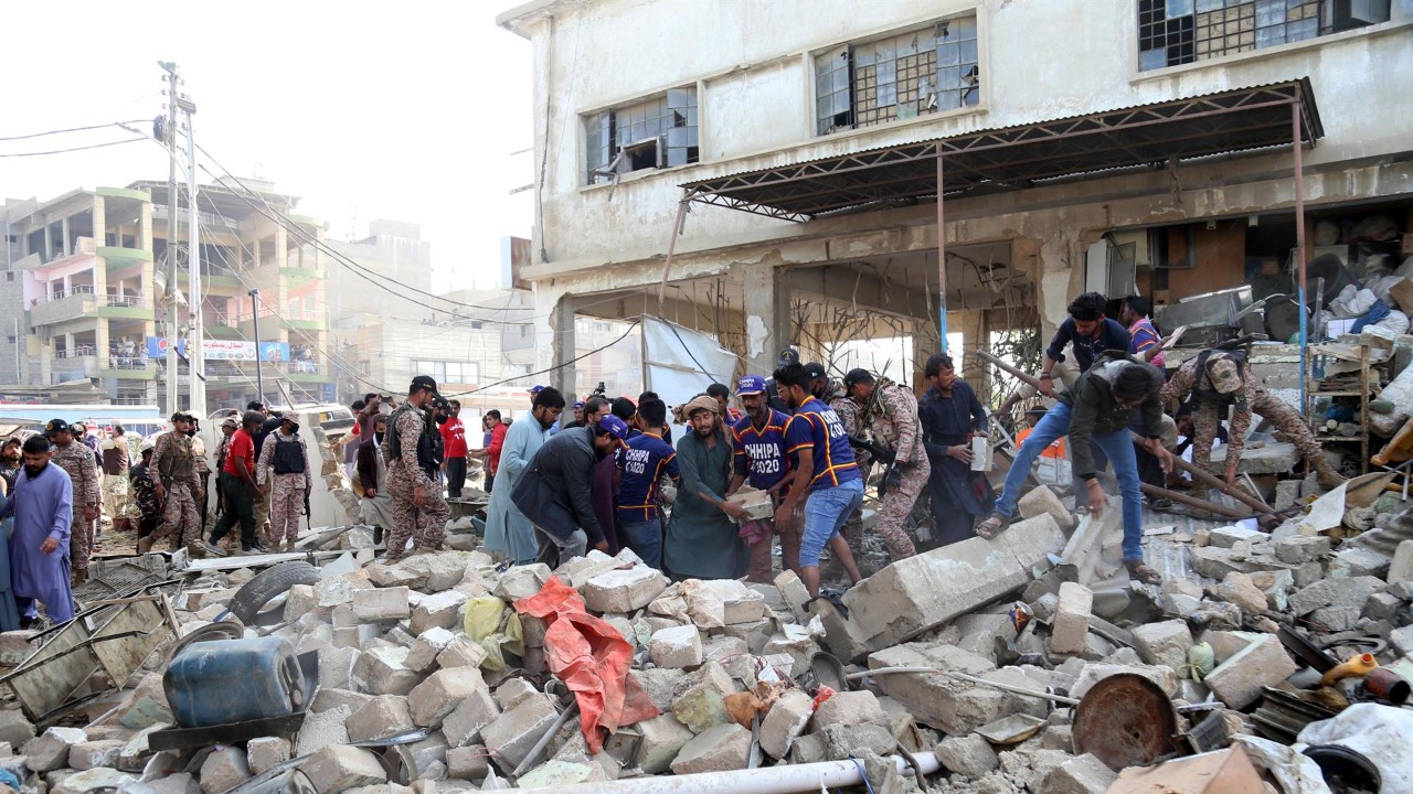 Mueren ocho personas y hay varios heridos por derrumbe de edificio en Pakistán