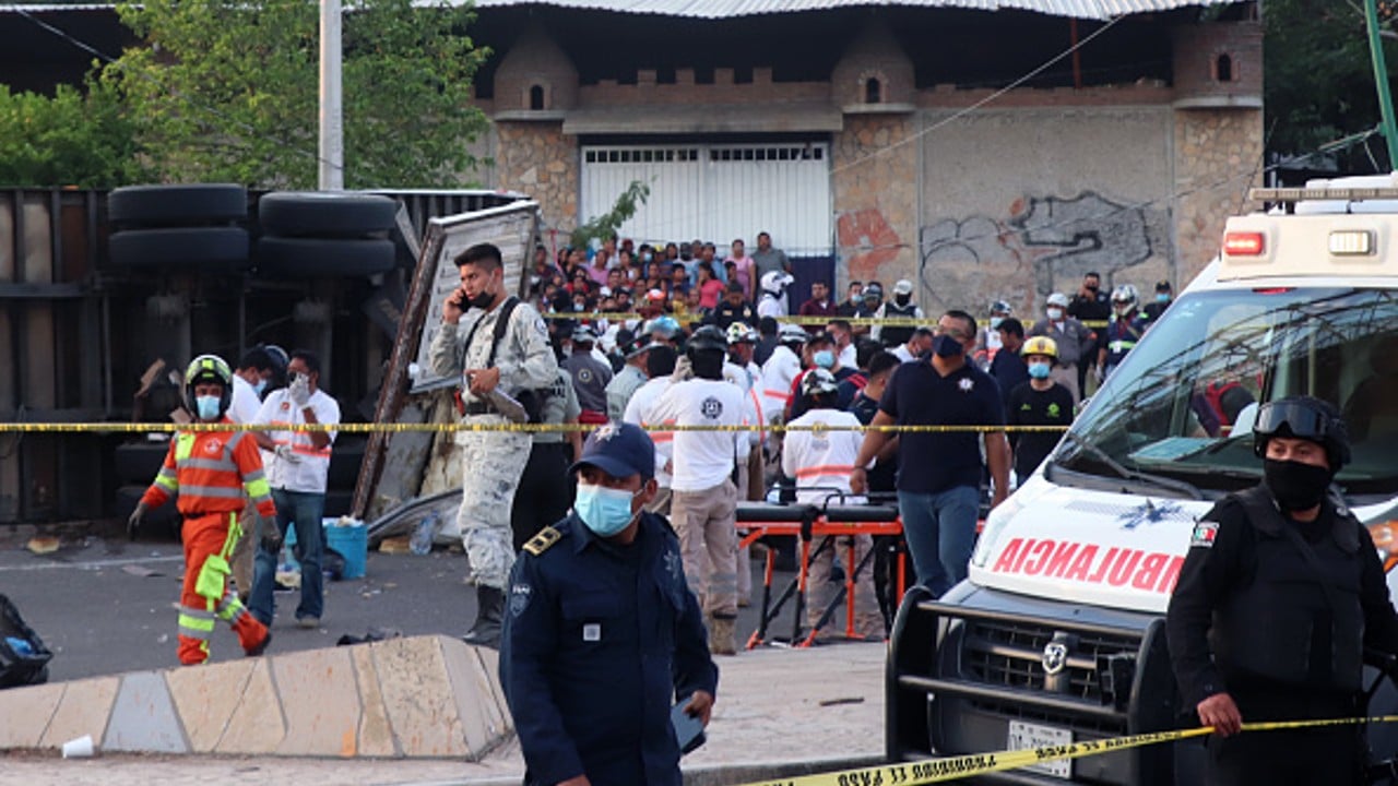 Familiares acuden a identificar a víctimas de accidente de migrantes en Chiapas.