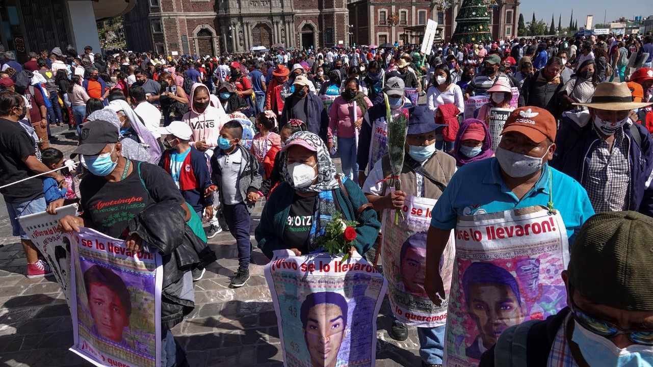 Familiares de los 43 desaparecidos de Ayotzinapa protestan en la Basílica de Guadalupe.