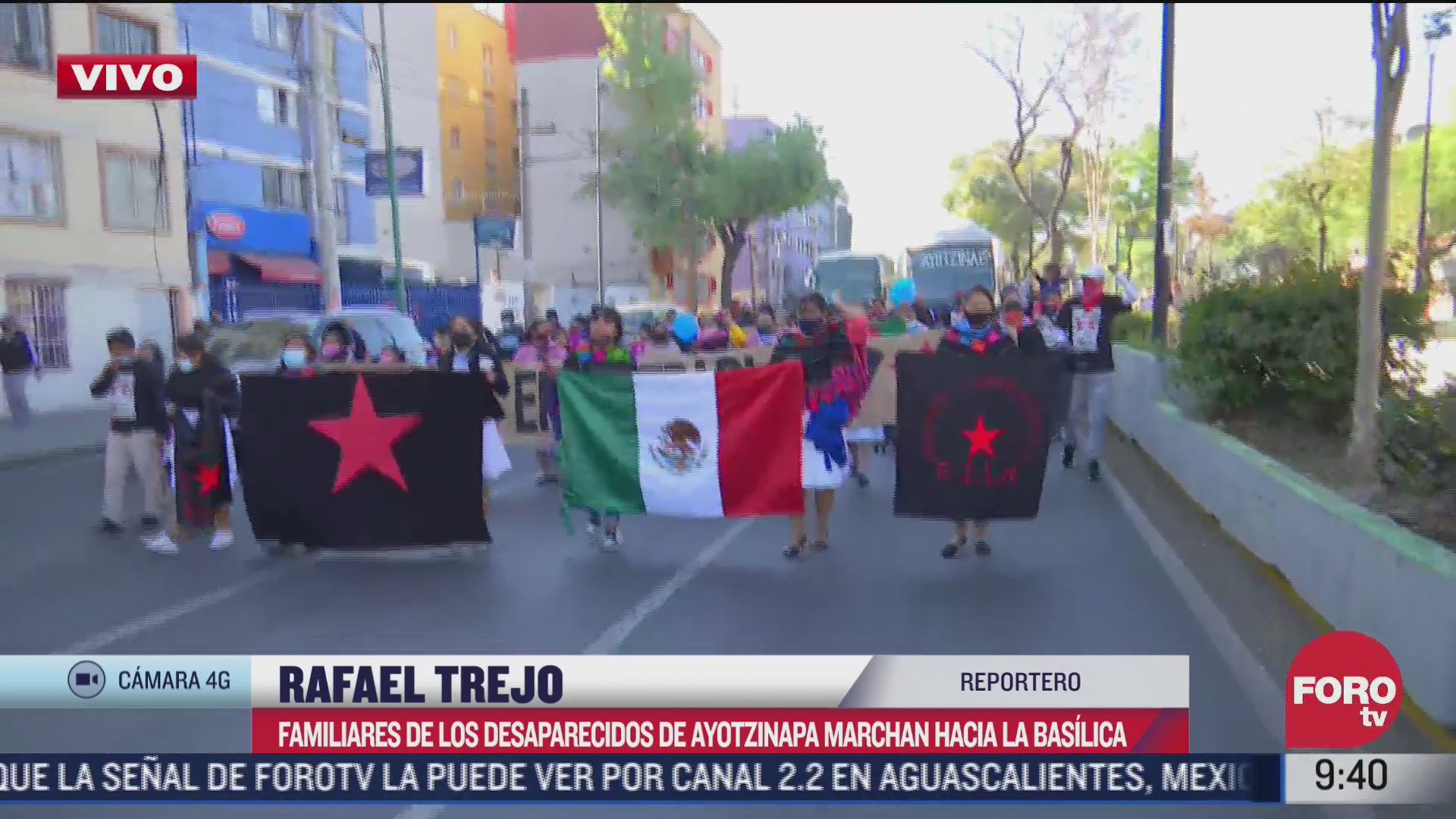 familiares de normalistas desaparecidos de ayotzinapa marchan hacia la basilica de guadalupe