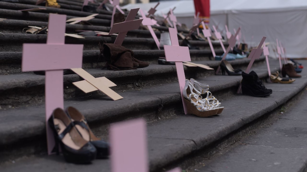 Activistas colocan cruces rosas y zapatos para exigir un alto a los feminicidios