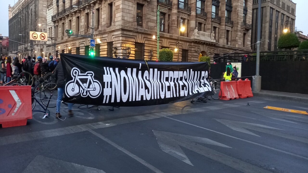 Ciclistas bloquean Eje Central en la CDMX en protesta por muertes viales. Fuente: Twitter @IsraelBat