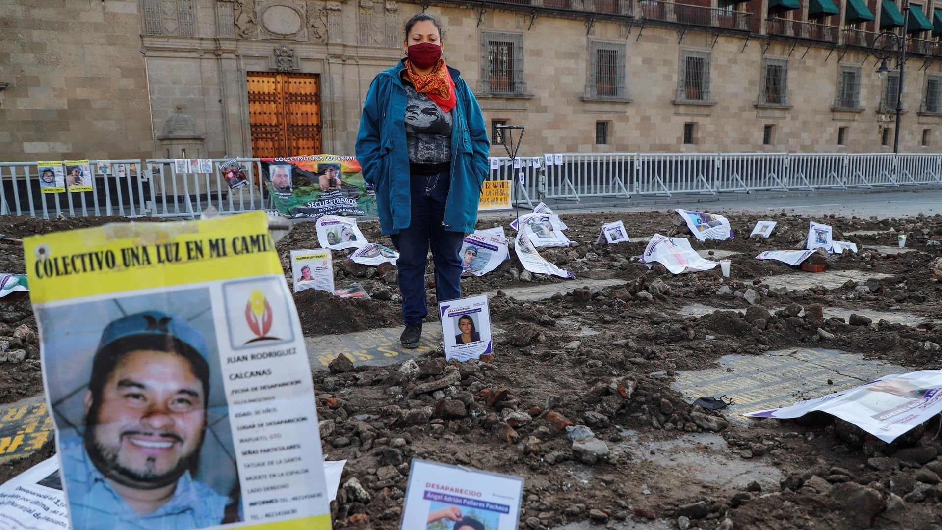 Familiares de desaparecidos instalan ‘fosas clandestinas’ frente al Palacio Nacional