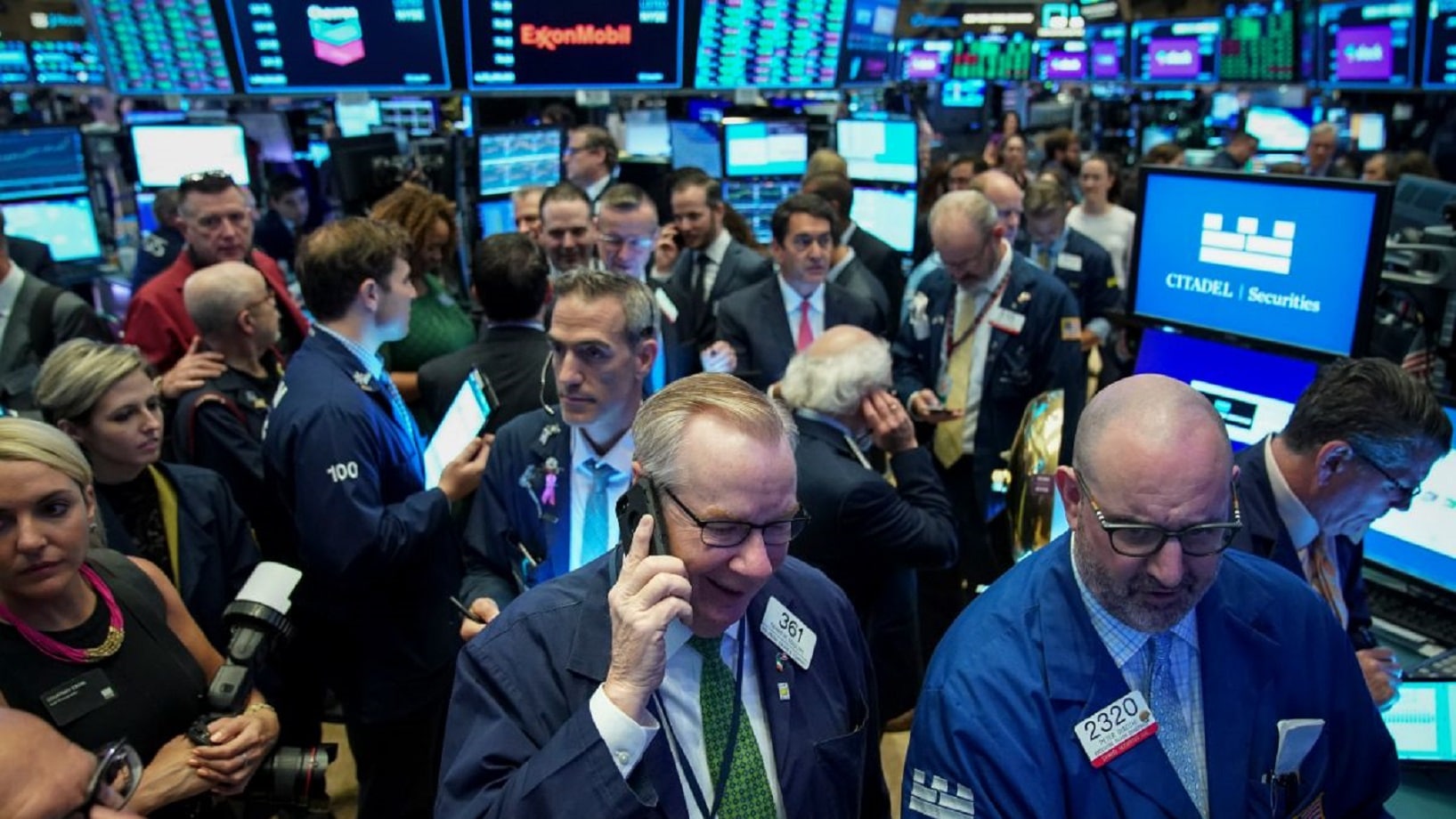 Wall Street cierra a la baja ante preocupación por ómicron