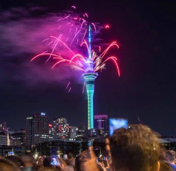 Espectáculo de fuegos artificiales en la Sky Tower, en Auckland, Nueva Zelanda. 