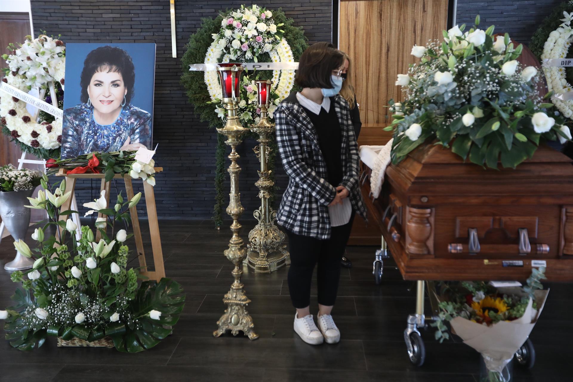 Familiares y amigos asisten al funeral de la actriz mexicana Carmen Salinas (EFE)