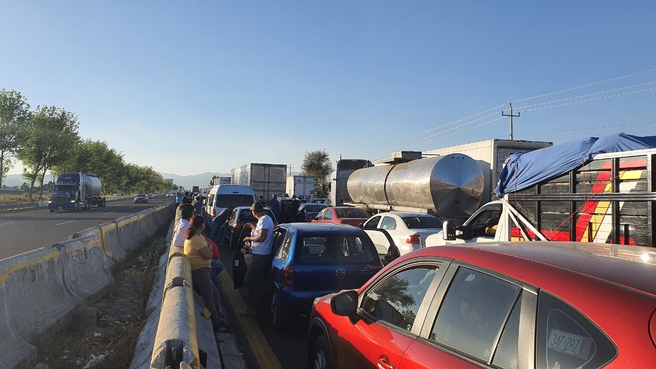 Habitantes de Santa Rita Tlahuapan bloquean la autopista México-Puebla.