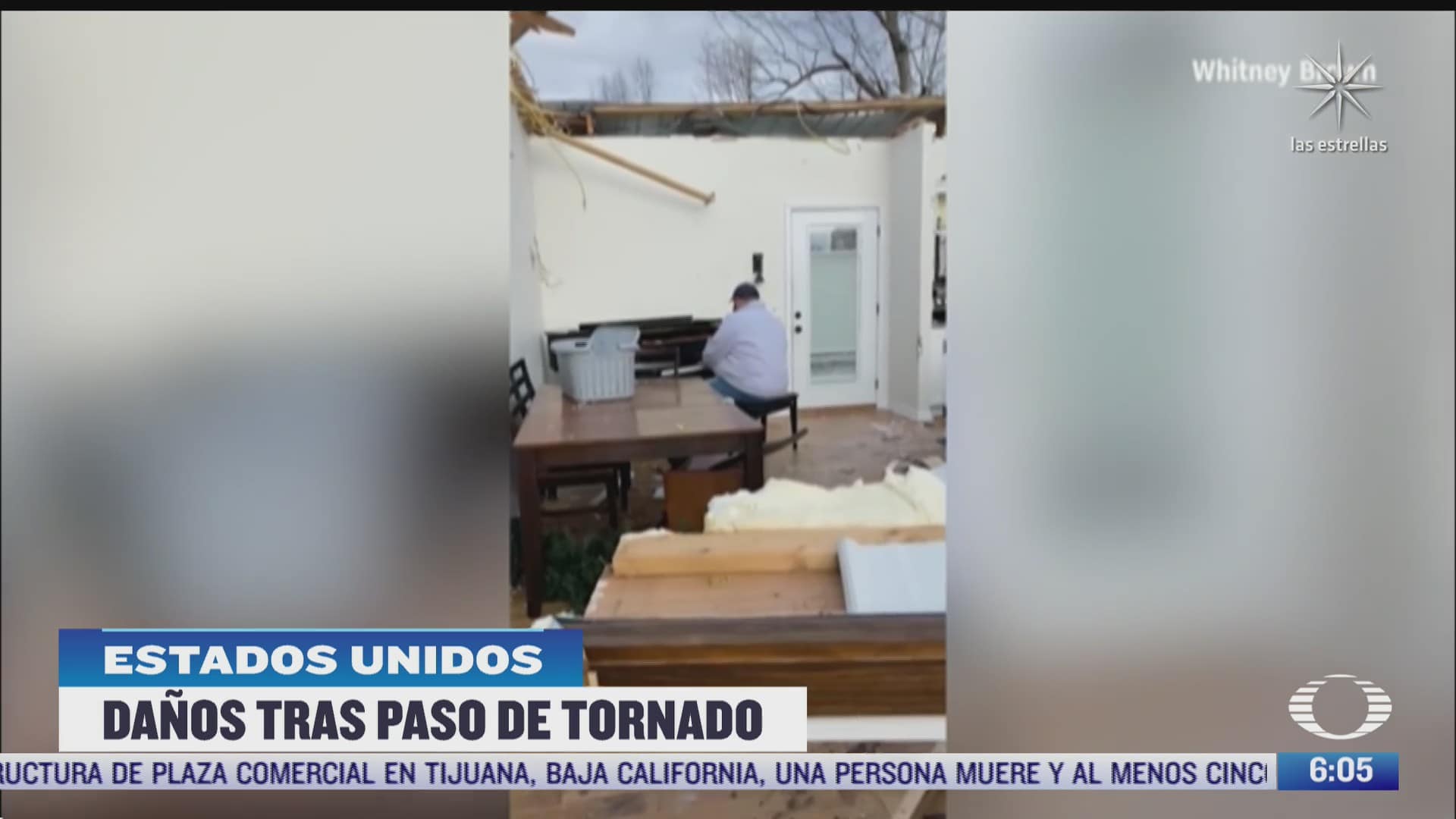 hombre toca piano entre los escombros de su casa destruida por los tornados en eeuu