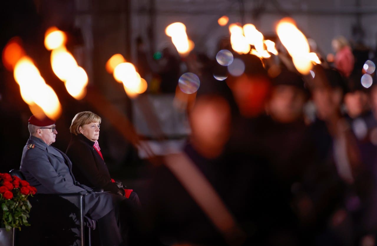 Alemania despide a Angela Merkel con rosas y música