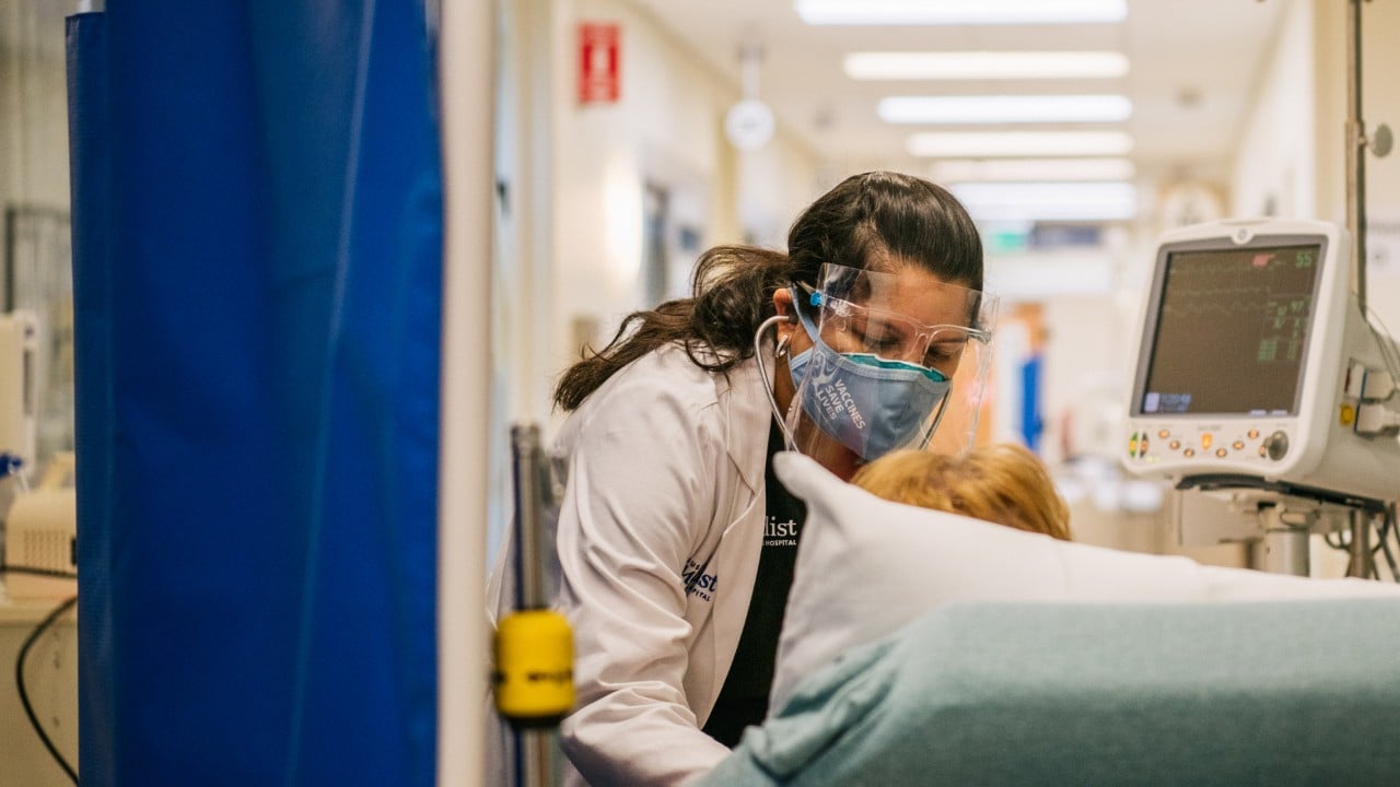 Hospitales de Estados Unidos batallan para lidiar con el agotamiento del personal ante el covid