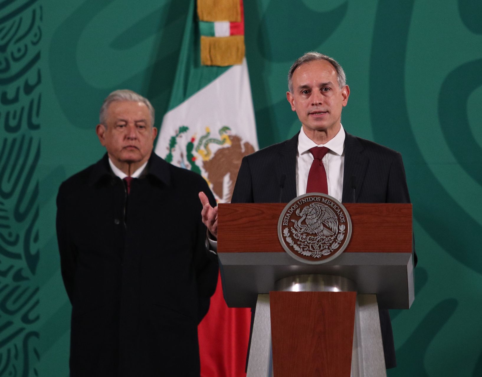Andrés Manuel López Obrador, presidente de México acompañado de Hugo López Gatell, subsecretario de Subsecretario de Prevención y Promoción a la Salud, durante la conferencia matutina que se lleva a cabo en Palacio Nacional.