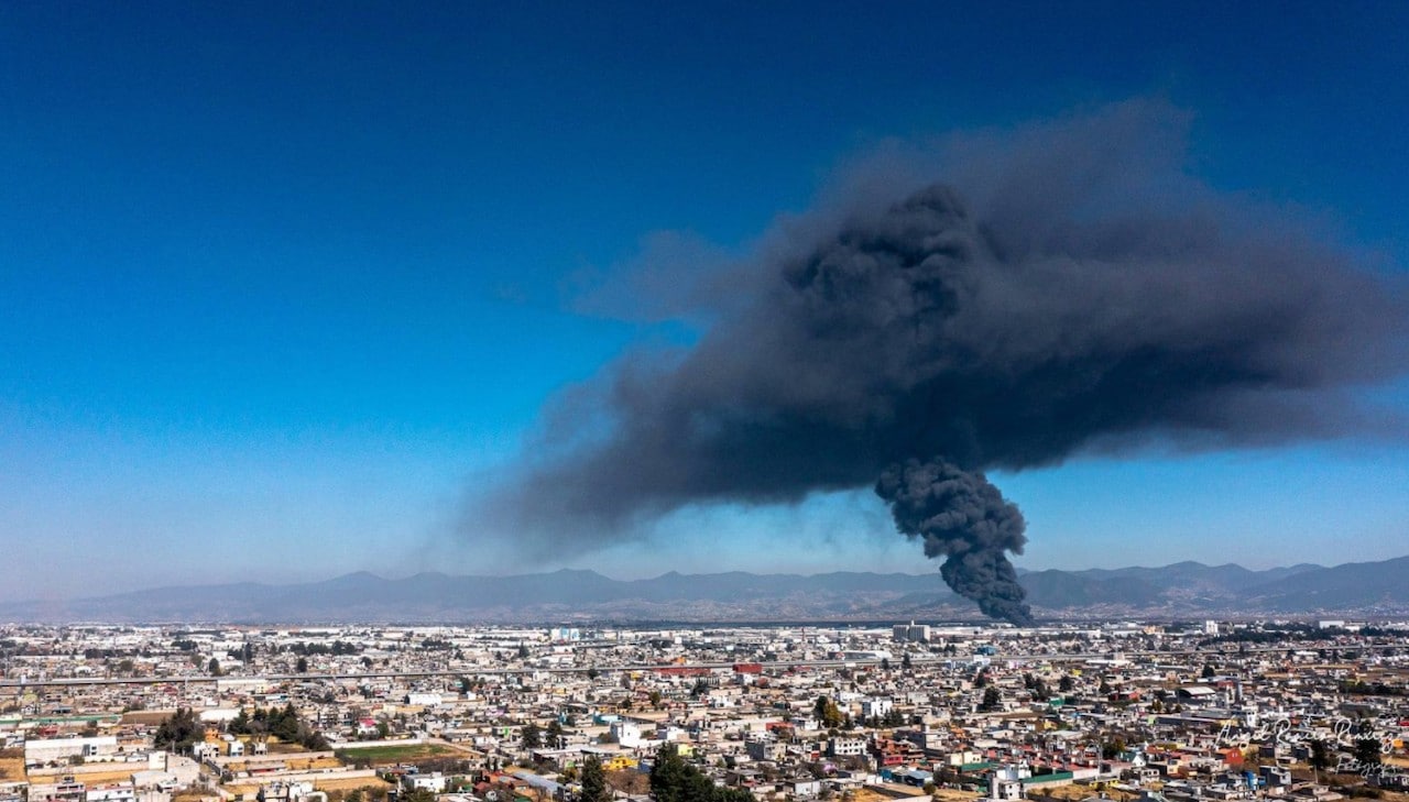 Así se vio una enorme columna de humo en distintos municipios del Edomex por un incendio en fábrica de Lerma (Twitter: @SaludEdomex)