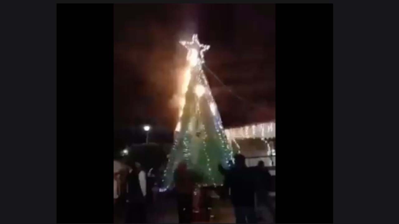 Video: Se quema árbol de Navidad en Tula, Hidalgo