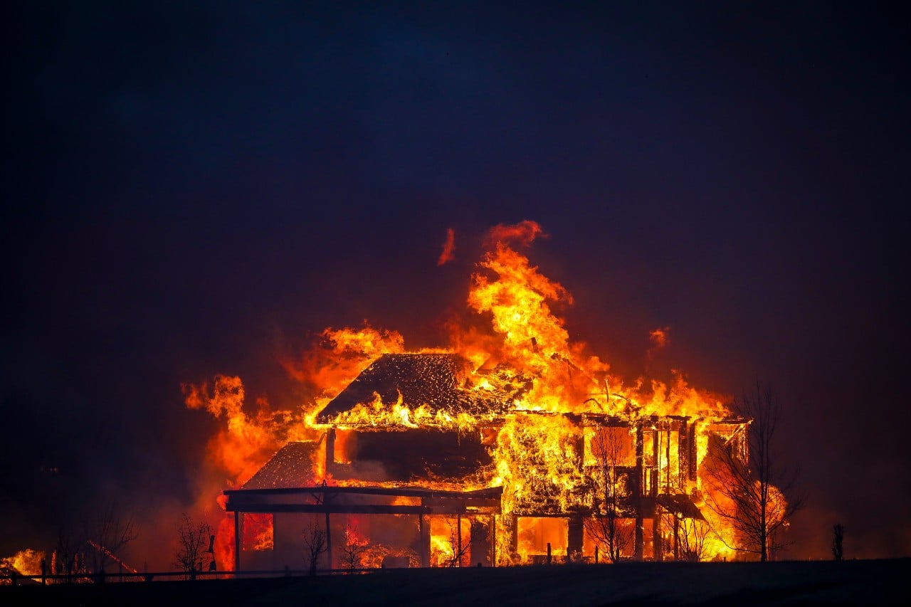 Una casa se quema después de que un rápido incendio arrasó el área en el vecindario de Centennial Heights de Louisville, Colorado, 30 de diciembre de 2021 (Getty Images)