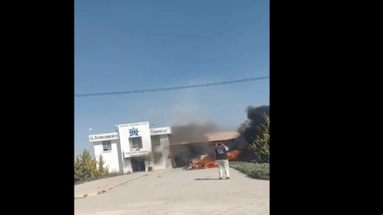 Pobladores de Tonanitla, Edomex, incendiaron una patrulla y dos motocicletas de la policía municipal (FOROtv)