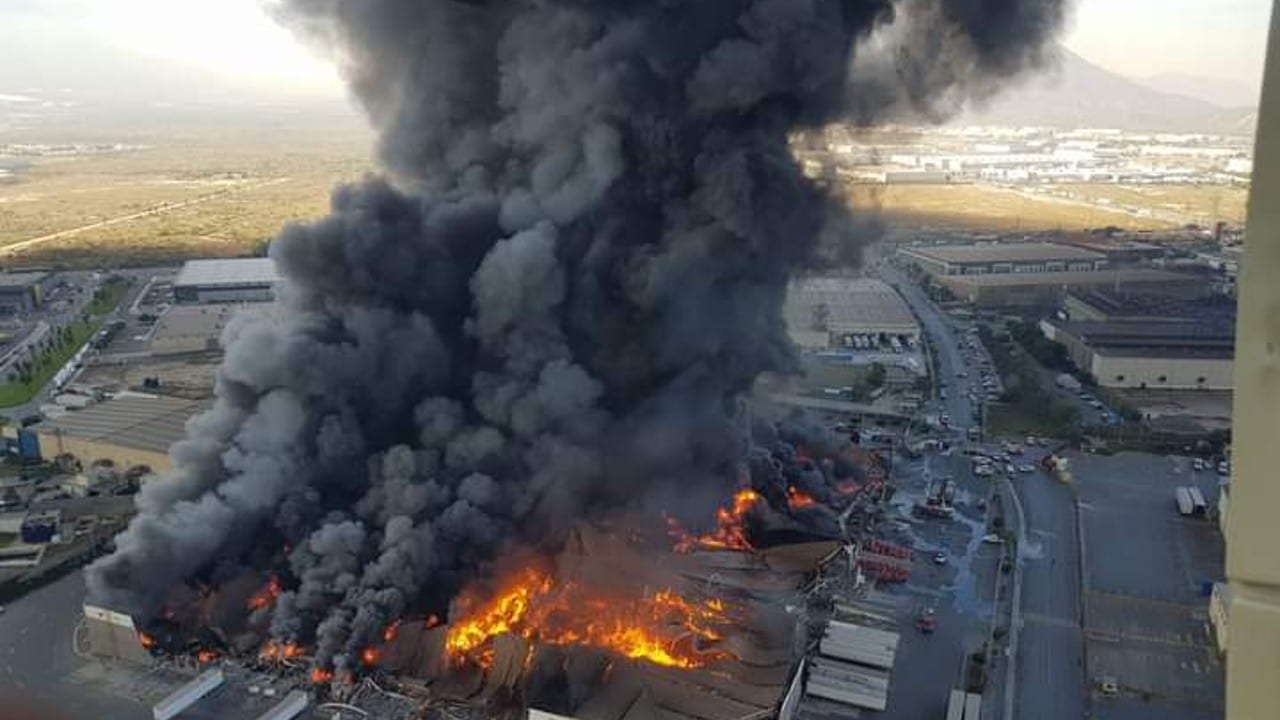Combaten fuerte incendio en fábrica de Santa Catarina, Nuevo León