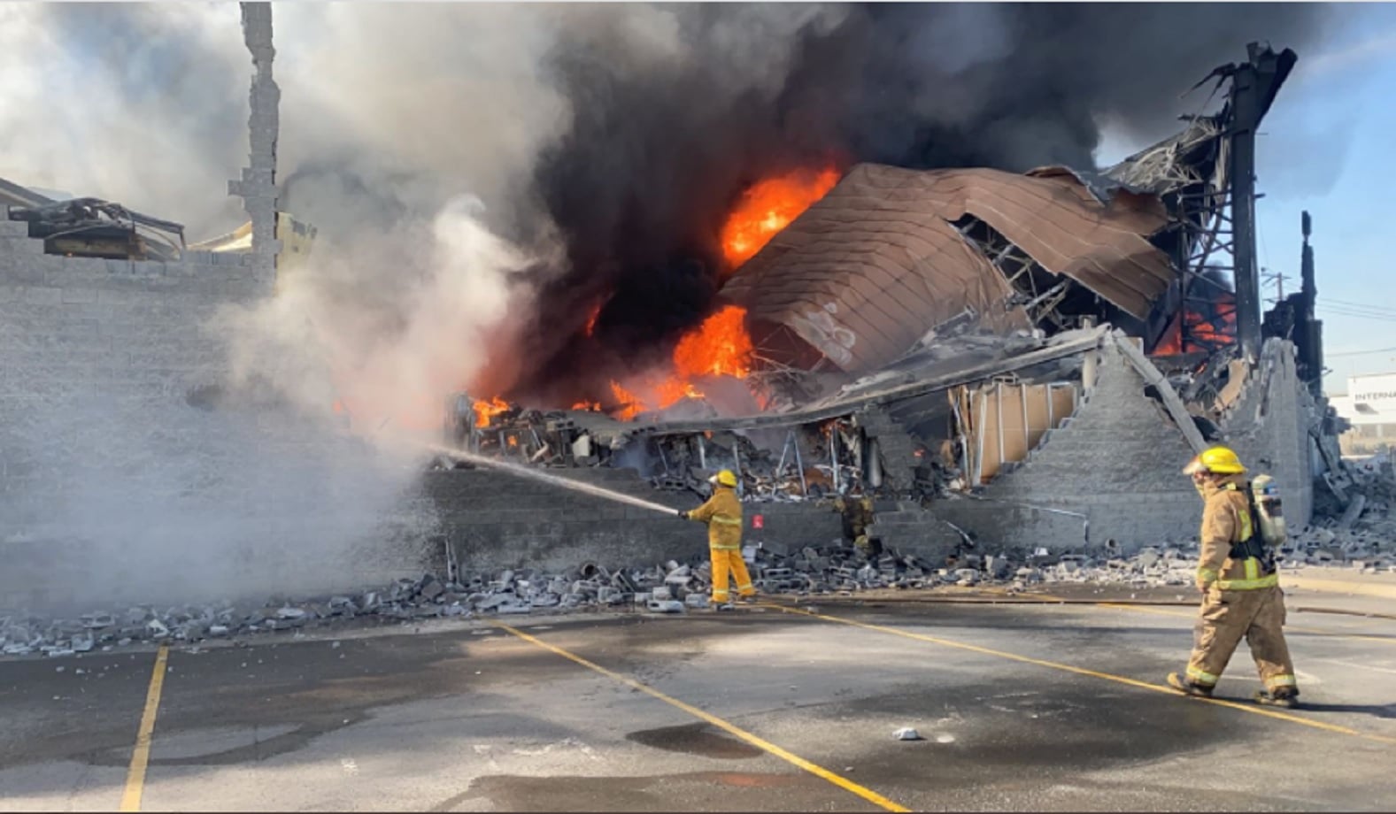 Incendio consume fábrica en Santa Catarina, NL