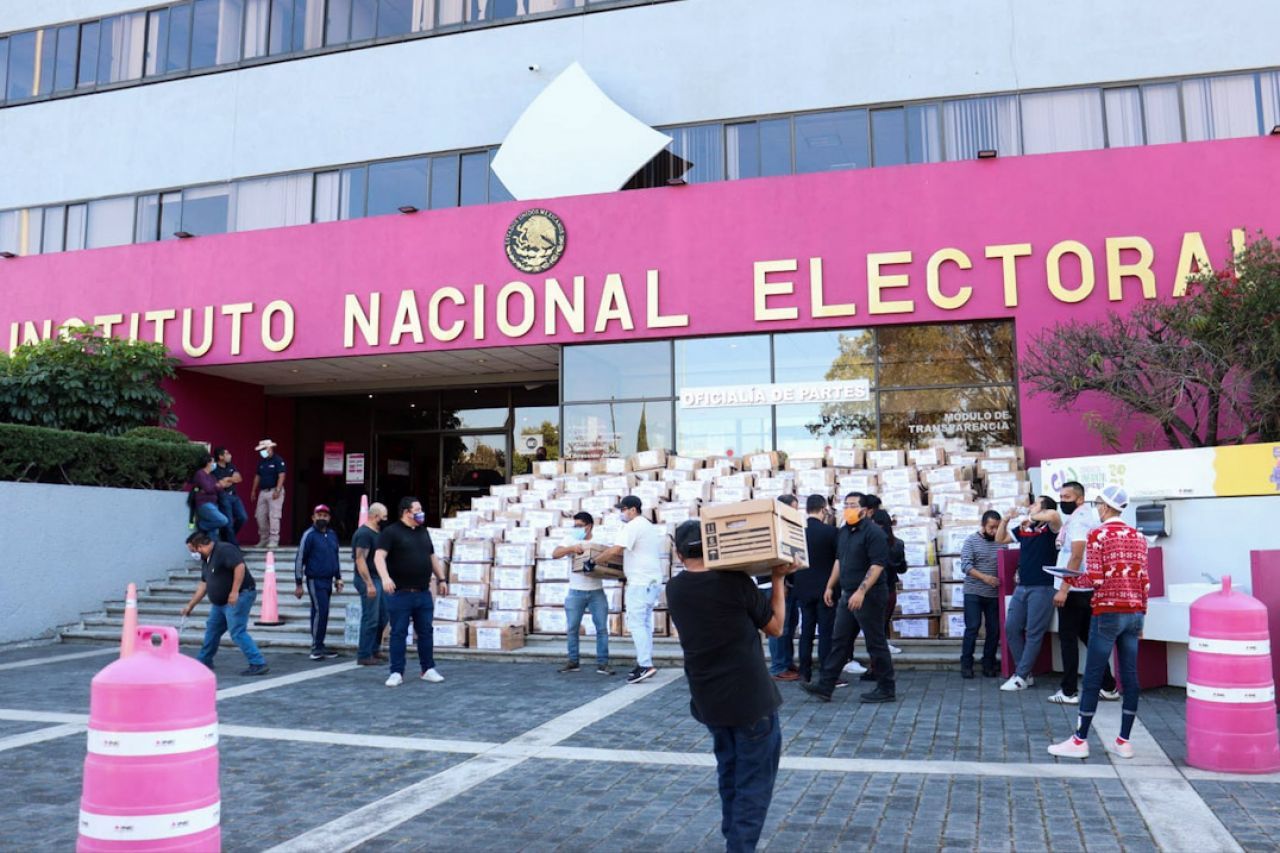 Entregan al INE firmas para la revocación de mandato del presidente Andrés Manuel López Obrador (Cuartoscuro)