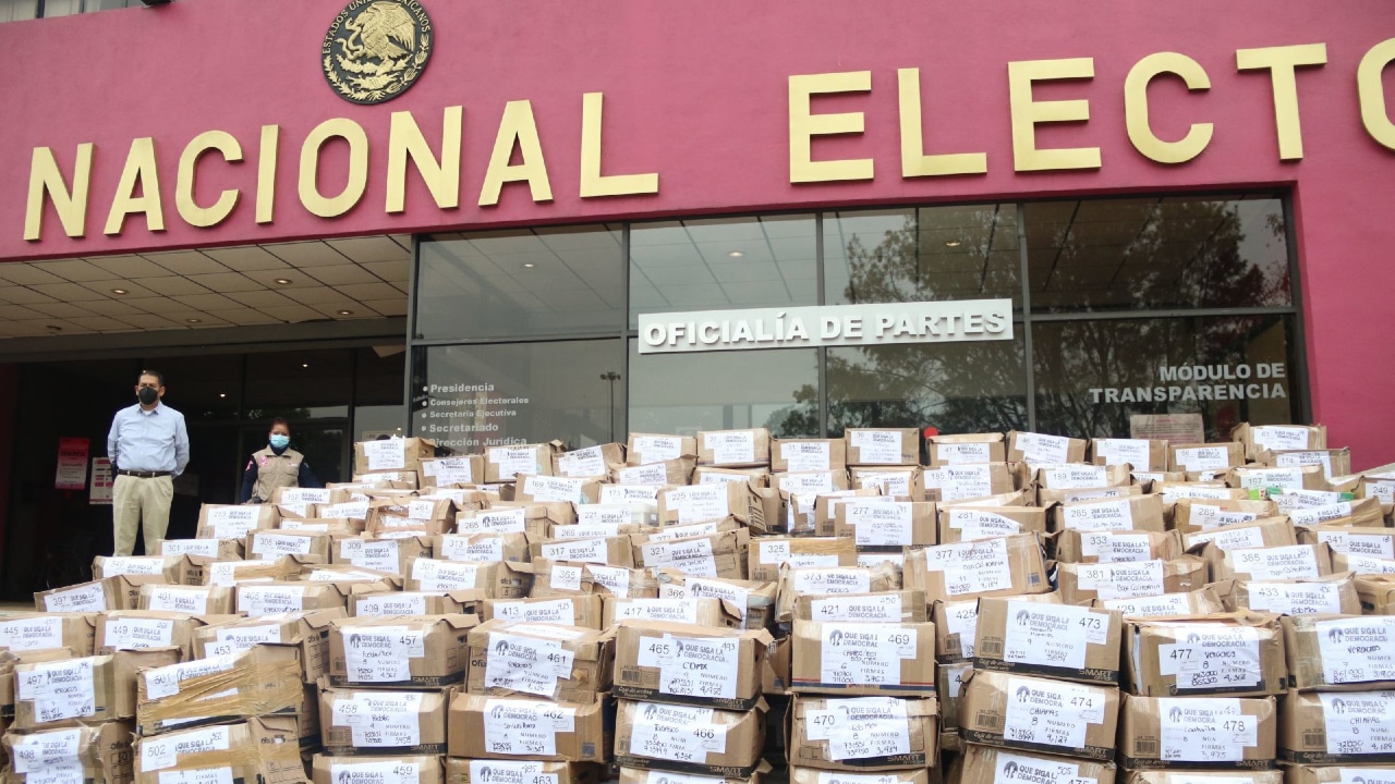 Fotografía que muestra las Instalaciones del INE con la llegada de firmas para solicitar el referendo de Revocación de Mandato.