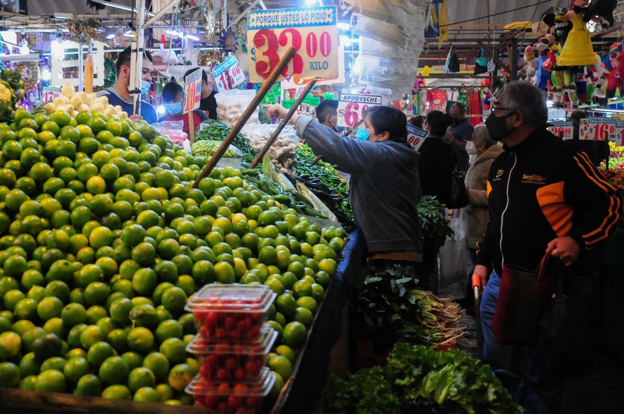 Inflación se desacelera en México al 7.45%, pero sigue en niveles históricos