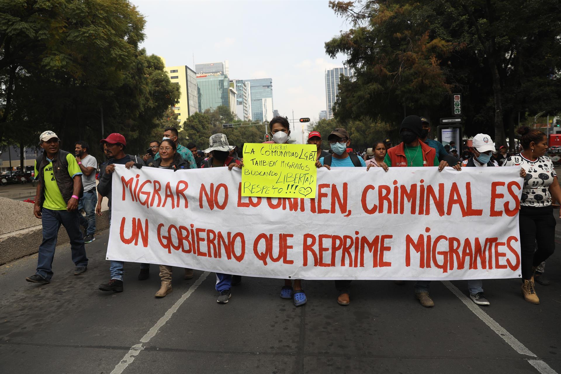 Integrantes de la Caravana Migrante marchan sobre Paseo de la Reforma