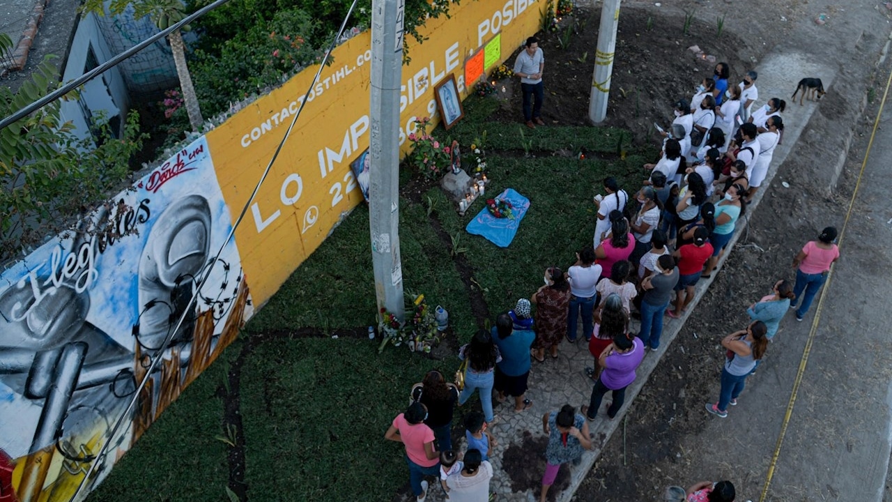 Fotografía de un jardín hecho por vecinos en honor a los migrantes fallecidos en un accidente, el 17 de diciembre de 2021, en Tuxtla Gutiérrez, Chiapas