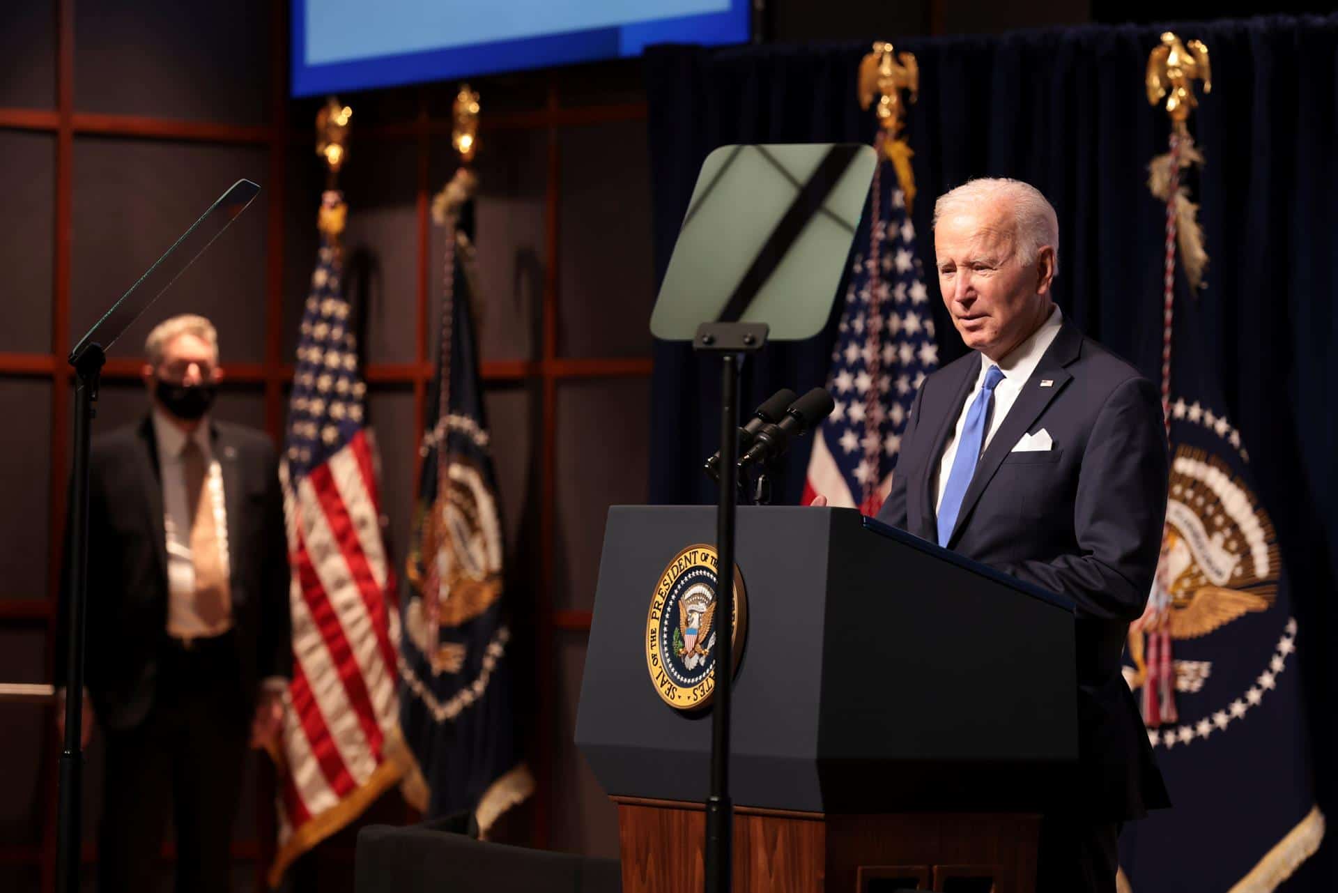 Biden anuncia medidas contra ómicron sin perturbar economía