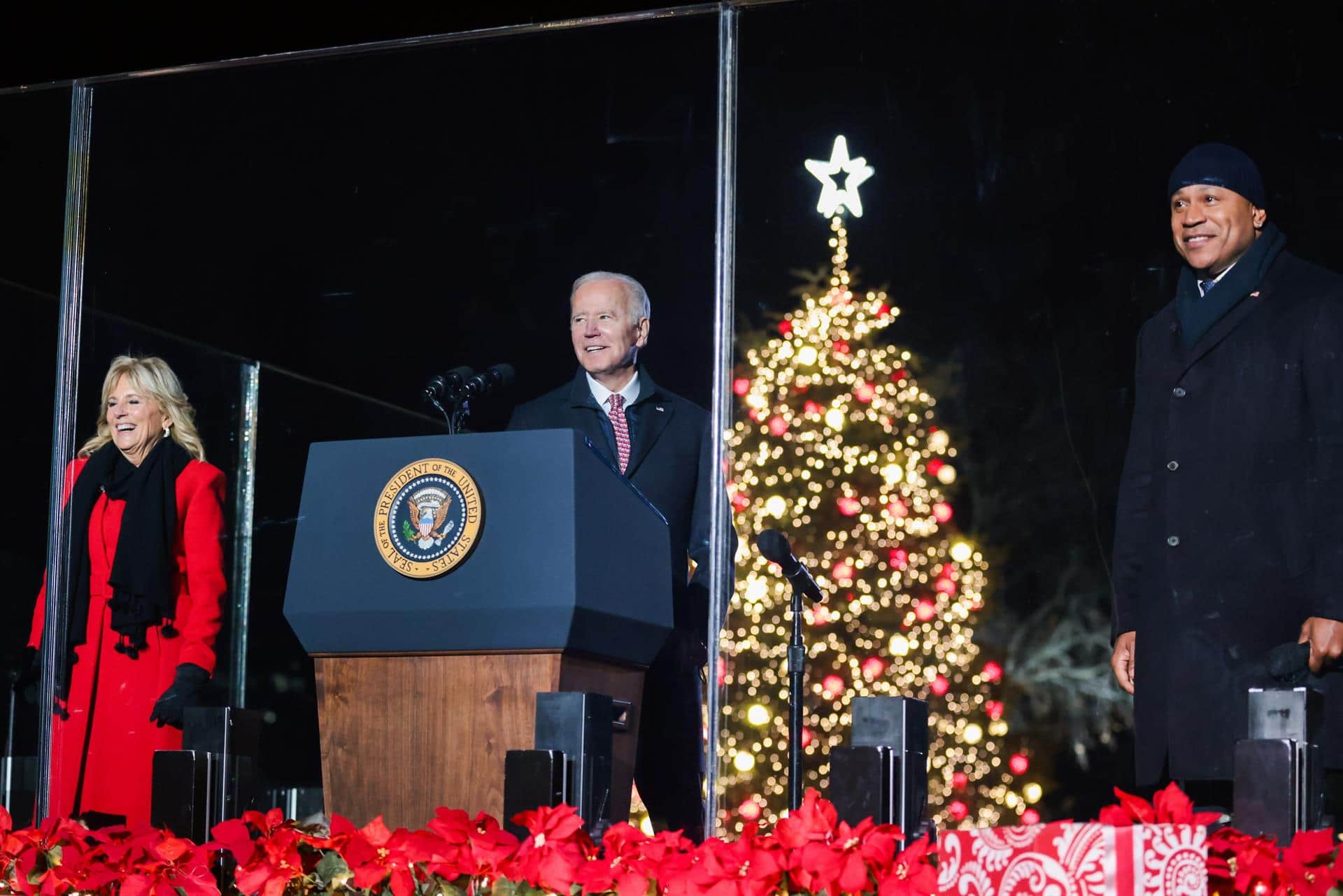 Biden enciende el tradicional Árbol de Navidad