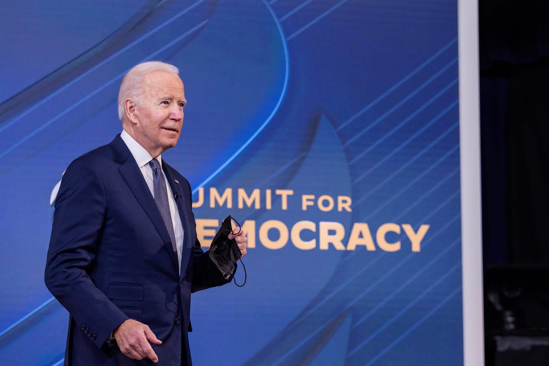 Biden advierte que democracia enfrenta desafíos ‘alarmantes’ en todo el mundo